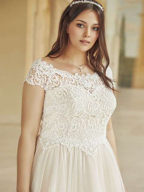 Serena Abito da sposa Curvy principessa con scollo a barchetta, realizzato in pizzo e tulle di alta qualità.