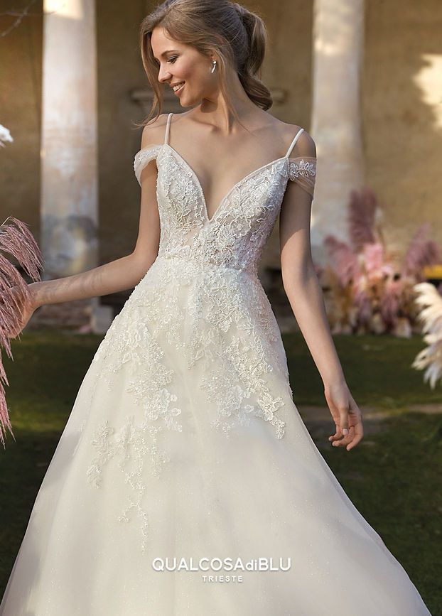 Abito da sposa principesco in tulle glitter rosa con corpino e spalline di pizzo, scollo a cuore.