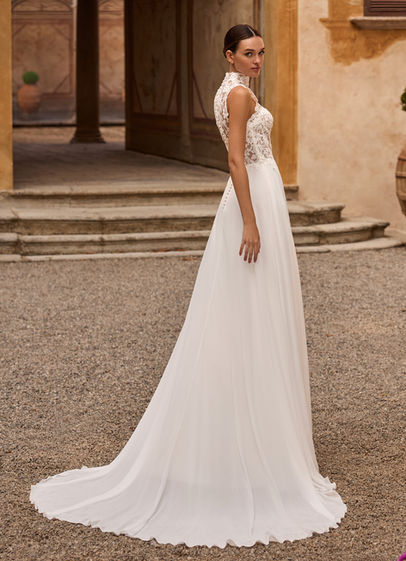 Abito da sposa linea A Alberto Palatchi 2027 con bustier scollo a cuore in tulle ricamato, gonna fluida in chiffon di seta e giacca in pizzo collo alto effetto halter