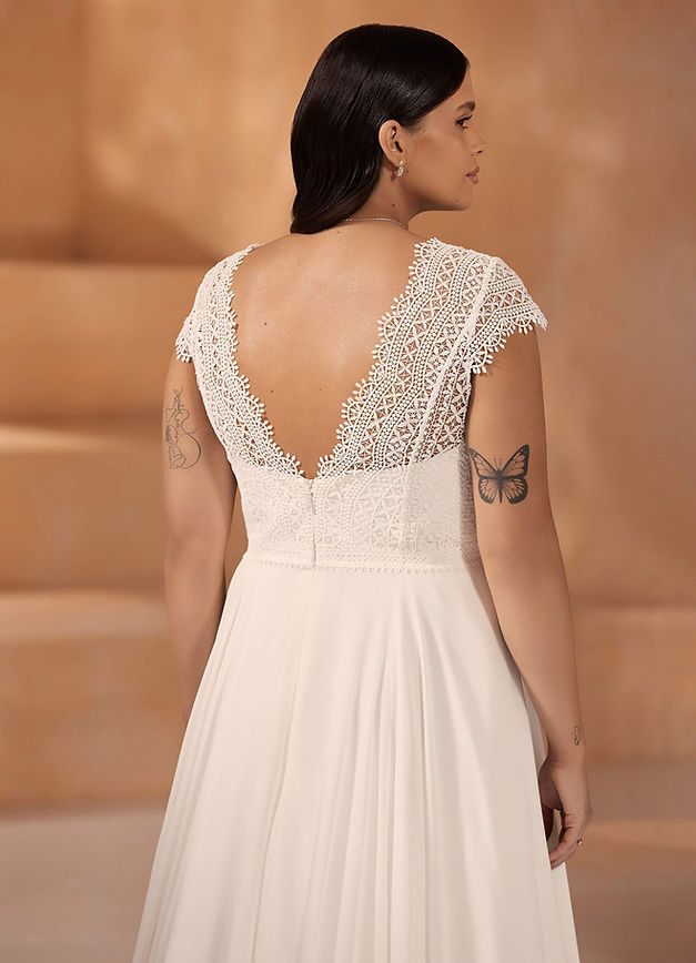 Ksena Abito da sposa curvy A-Line realizzato in pizzo e chiffon con scollo a V