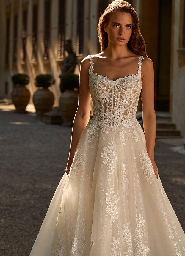 Abito da sposa principesco in tulle glitter con pizzo ricamato, bustier scollo a V e velo lungo – collezione Alberto Palatchi 2027
