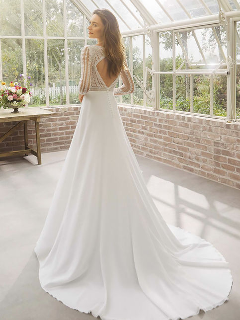 Abito da sposa A-line effetto a due pezzi, dal corpetto a maniche lunghe fatto con delicate linee di guipure su una gonna di garza setosa.