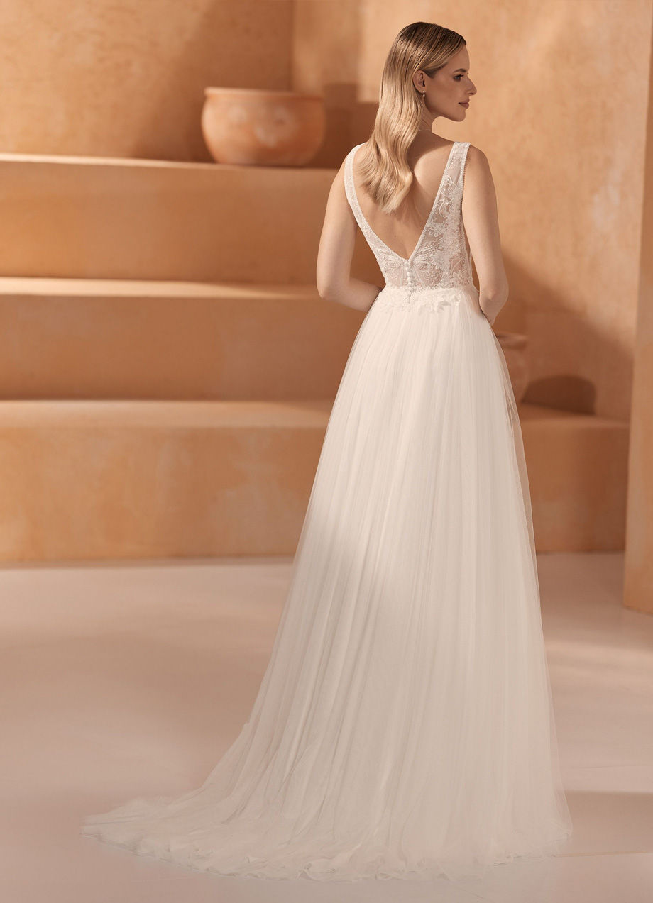 Abito da sposa principessa in pizzo e tulle con scollo e schiena a V.