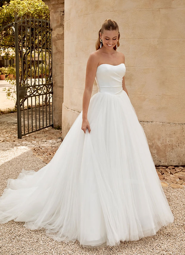 Abito da sposa principesco in tulle senza spalline con bustier in raso drappeggiato a cuore, vita basca asimmetrica, gonna ampia e strascico lungo