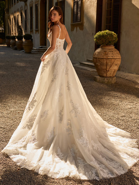 Abito da sposa principesco in tulle glitter con pizzo ricamato, bustier scollo a V e velo lungo – collezione Alberto Palatchi 2027