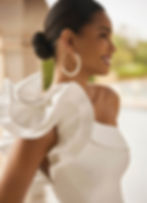 Rosa Clarà #OPALO – abito da sposa lungo A-line in Mikado con scollo asimmetrico, rouge sulla spalla e gonna con tasche.