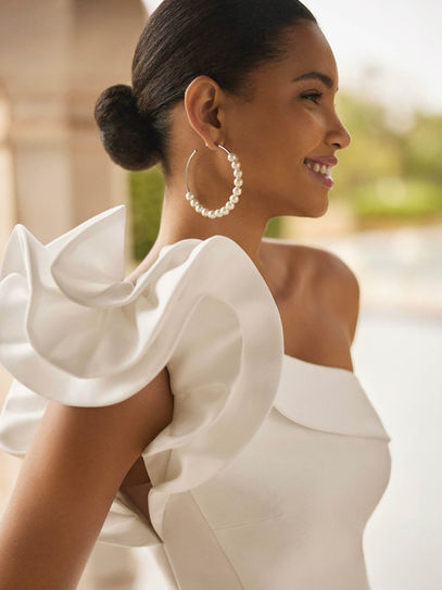 Rosa Clarà #OPALO – abito da sposa lungo A-line in Mikado con scollo asimmetrico, rouge sulla spalla e gonna con tasche.