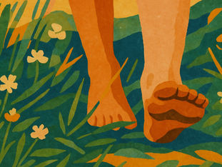 Barfüßige Füße auf grünem Gras mit Blumen – Symbol für Erdung, Präsenz und Körperwahrnehmung