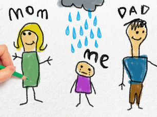 Kinderzeichnung mit traurigem Kind zwischen lächelnden Eltern – Symbol für emotionale Vernachlässigung und Schuldgefühle im Kind.