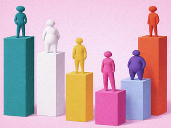 Bunte Figuren stehen auf unterschiedlich hohen Podesten und symbolisieren unterschiedliche Machtpositionen und Einfluss im Alltag.