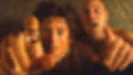 Frodo betrachtet den Ring, während eine zweite Figur auf ihn aufmerksam macht – ein Bild für Macht, Führung, Versuchung und Verantwortung in Der Herr der Ringe.
