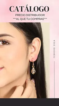 Mujer mostrando arete de bisuteria