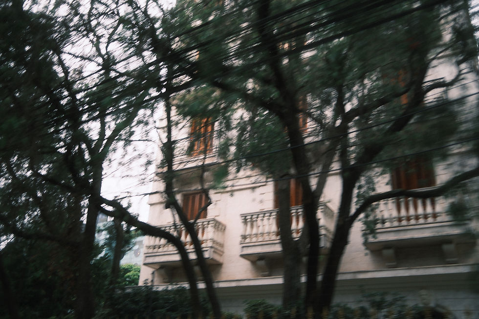 Um hobby que compartilho com a Bá é encontrar casas ou predinhos que gostaríamos de morar. Na maior parte das vezes com uma arquitetura tradicional ou clássica, nada moderno. Sempre que estou passando por alguns desses lugares eu lembro dela, muitas vezes mando foto ou cometo que vi um lugar que é “a nossa cara”.