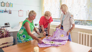Jenseli juhatuse liikmed Reet Aluoja, Tiiu Koll ja Eili Rajapuu siidsalli uudistamas