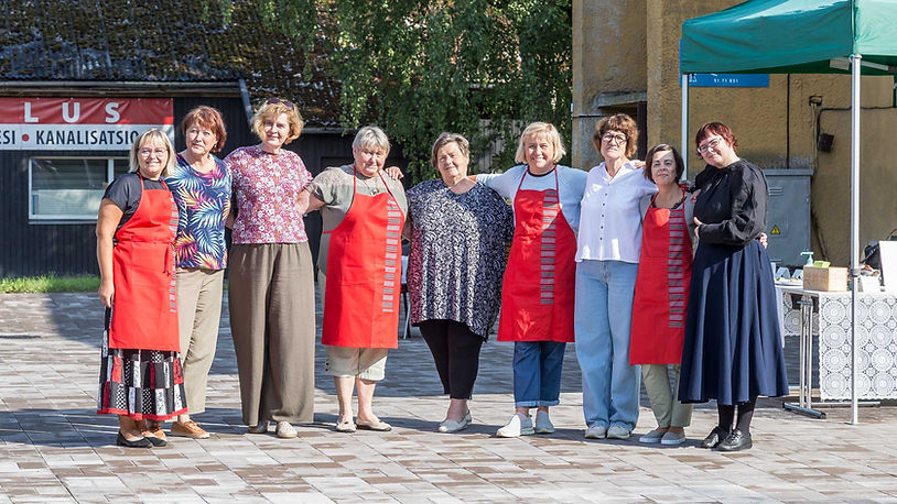 Meie naiskond enne kohviku avamist (vasakult) Aive Tamm, Kersti Kurvits, Ülle Jukk, Anne Veiram, Mai Treial, Jana Pärn, Helve Laasik, Kaire Kaasik ja Leili Mård