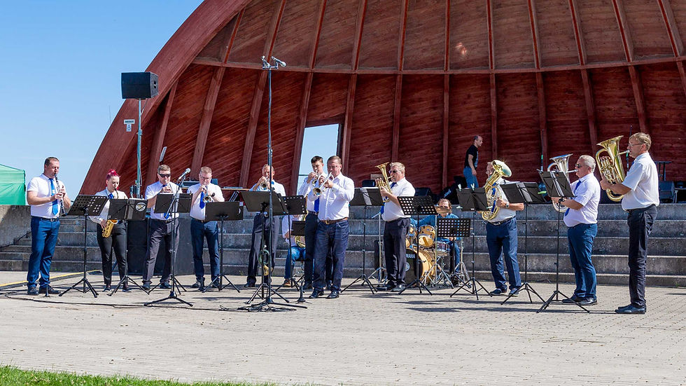 Avinurme puhkpilliorkester esinemas Kasepää laululaval mullu juulis Rääbise sõprade festivalil Foto: Helar Laasik