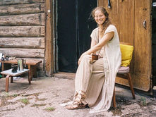 Henessi Schmidt oma maakodu ukse ees