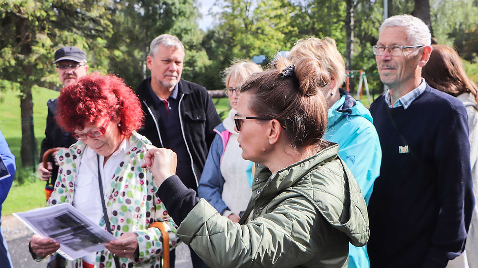 Põltsamaa Ajalooseltsi liikmed Lustivere mõisa uudistamas Fotod: Raivo Suni