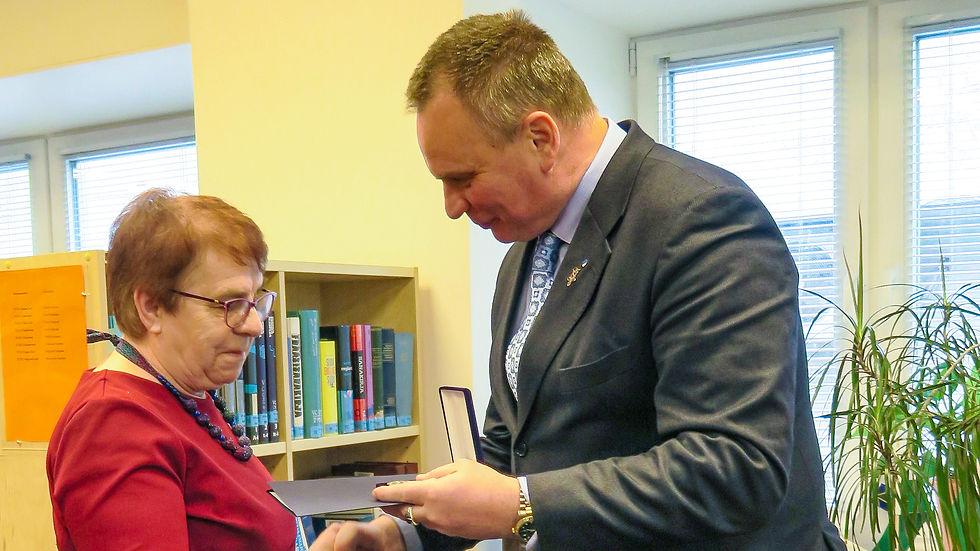Anne Ütt Eesti Muinsuskaitse teenetemedalit vastu võtmas. Foto: Heidi Tooming
