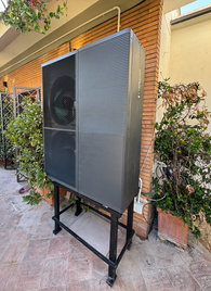Unità esterna di pompa di calore su supporto in metallo.