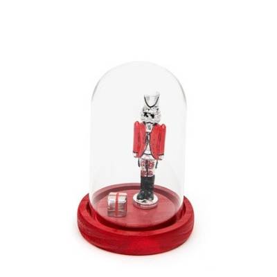 Schiaccianoci Sequenze in uniforme rossa con piccolo regalo sotto teca trasparente su base rossa