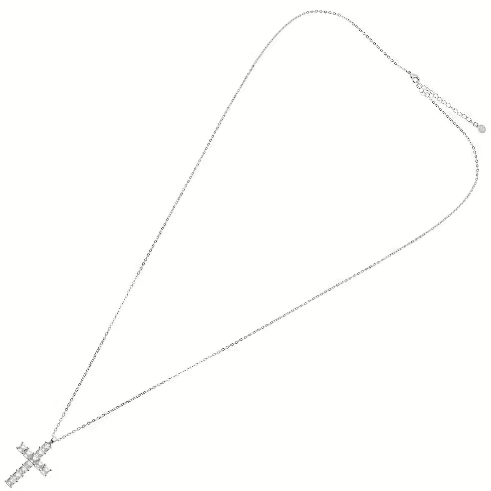 Collana Ottaviani con catena sottile dall’aspetto argentato, pendente a croce con pietre chiare, moschettone e anelli terminali.