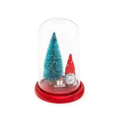 Gnomo natalizio Sequenze con cappello rosso accanto ad albero azzurro e pacchetto regalo, sotto cupola trasparente su base rossa