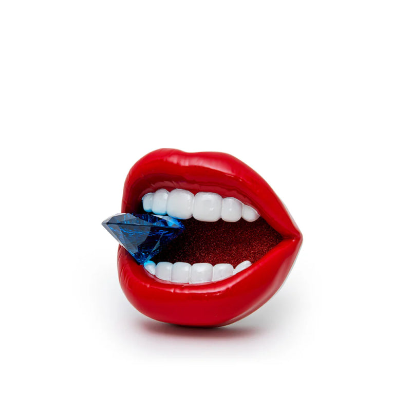 Scultura Sequenze a forma di bocca rossa aperta con denti bianchi ed elemento blu sfaccettato tra i denti