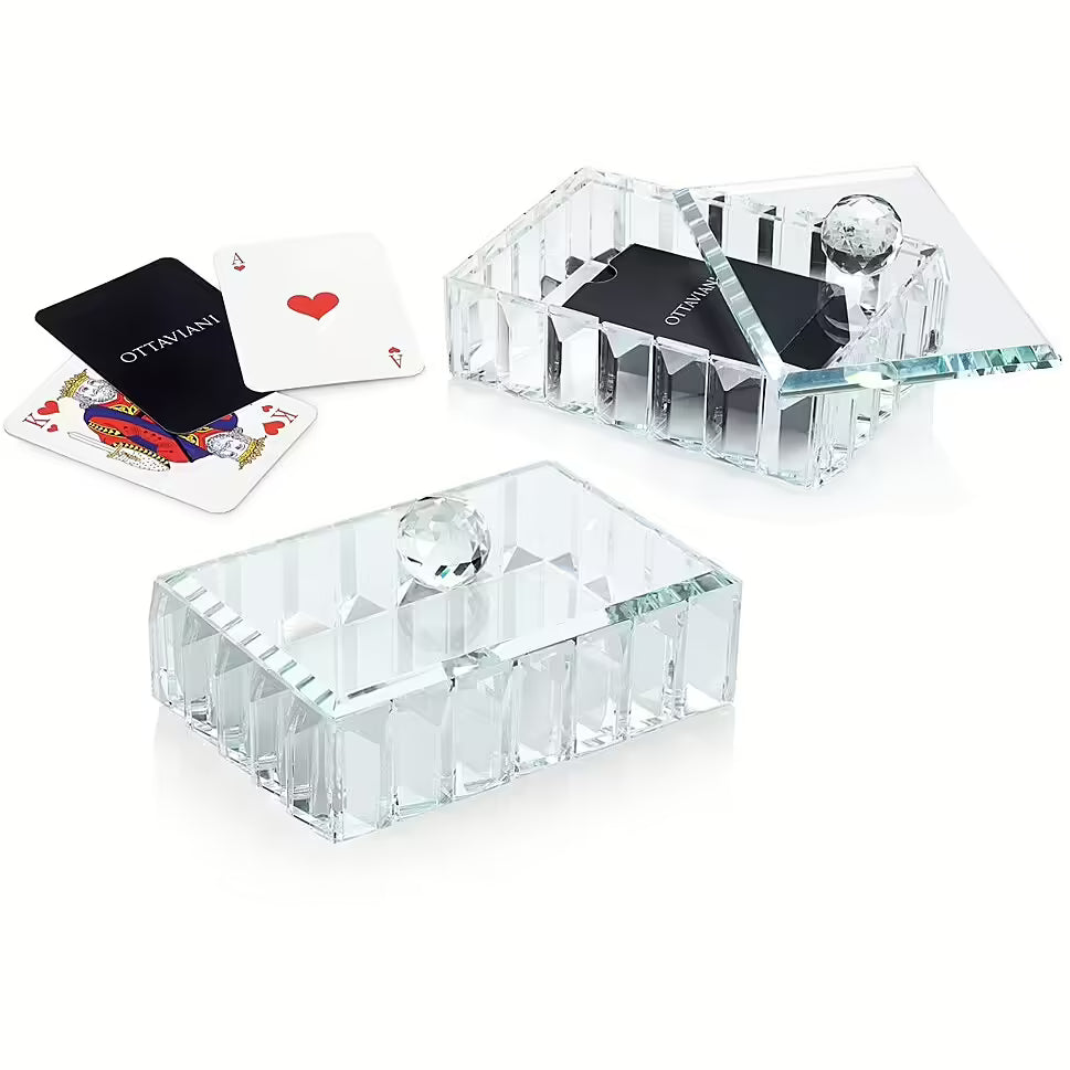 Scatola rettangolare Ottaviani in cristallo, aperta e chiusa, con pomolo sfaccettato e carte da gioco nella scena.