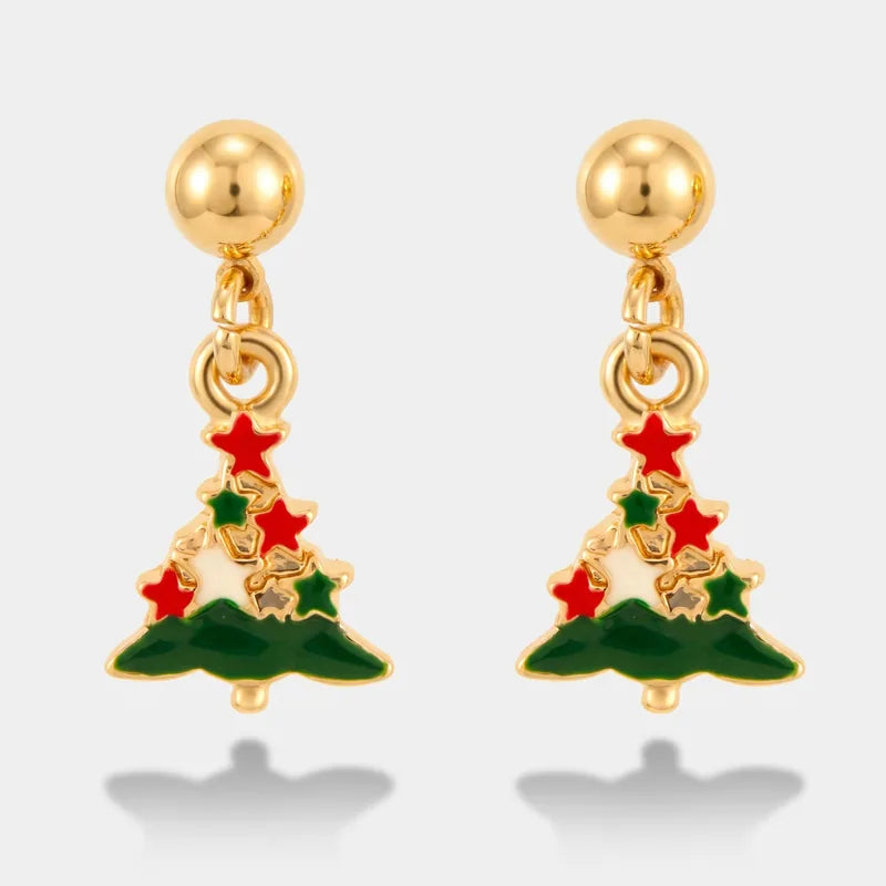 Orecchini BySimon dorati con albero di Natale, base verde e stelle rosse, verdi e bianche.