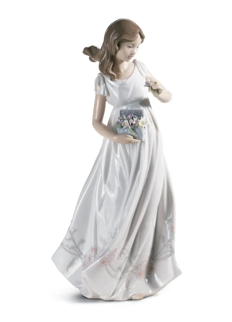 Lladrò Statuina Donna con Scatola di Fiori | Porcellana | Eleganza Eterea