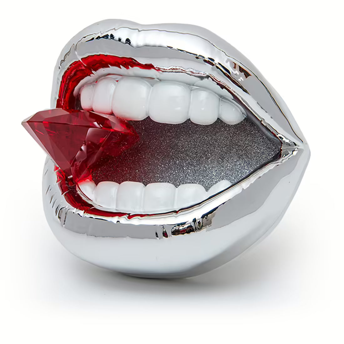 Scultura Sequenze a forma di bocca argentata aperta con denti bianchi ed elemento rosso sfaccettato tra i denti
