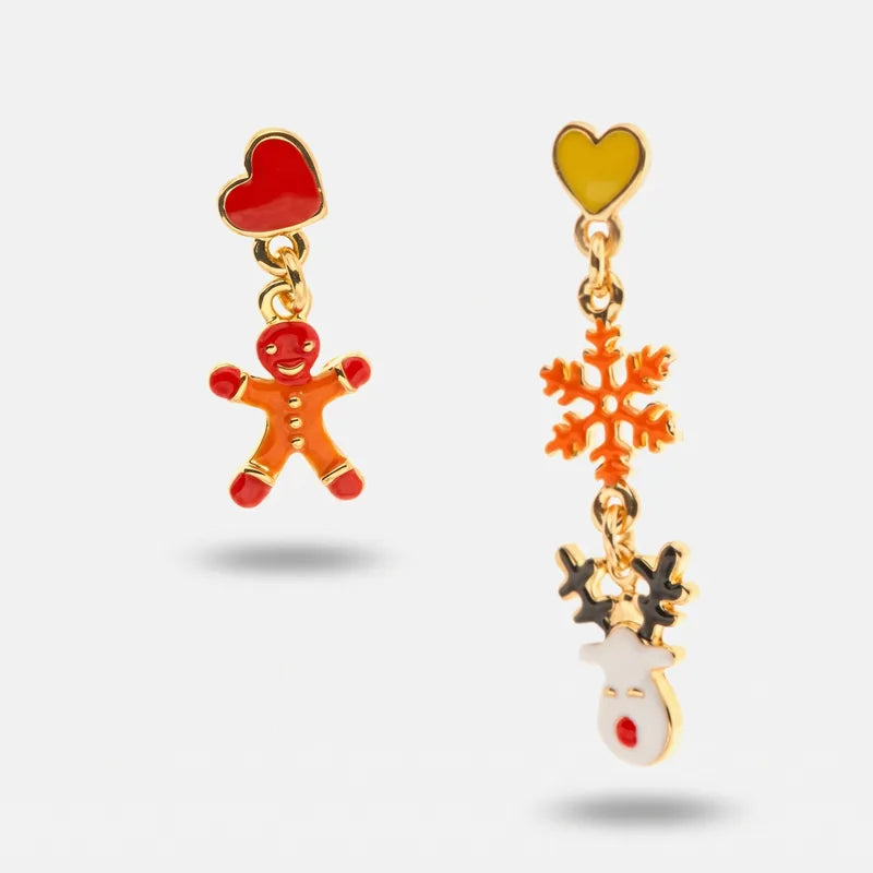 Orecchini BySimon con cuori rosso e giallo, pan di zenzero e pendenti fiocco di neve arancione e renna bianca.