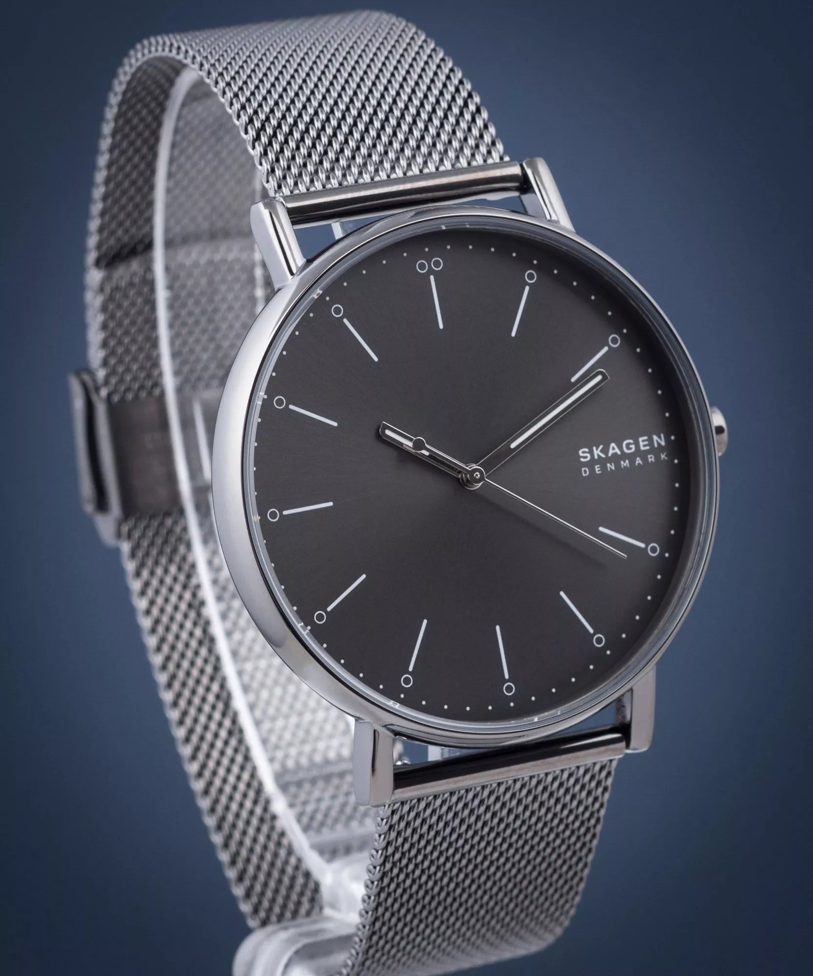 Skagen Signatur SKW6549 visto di tre quarti su fondo blu scuro, con bracciale mesh