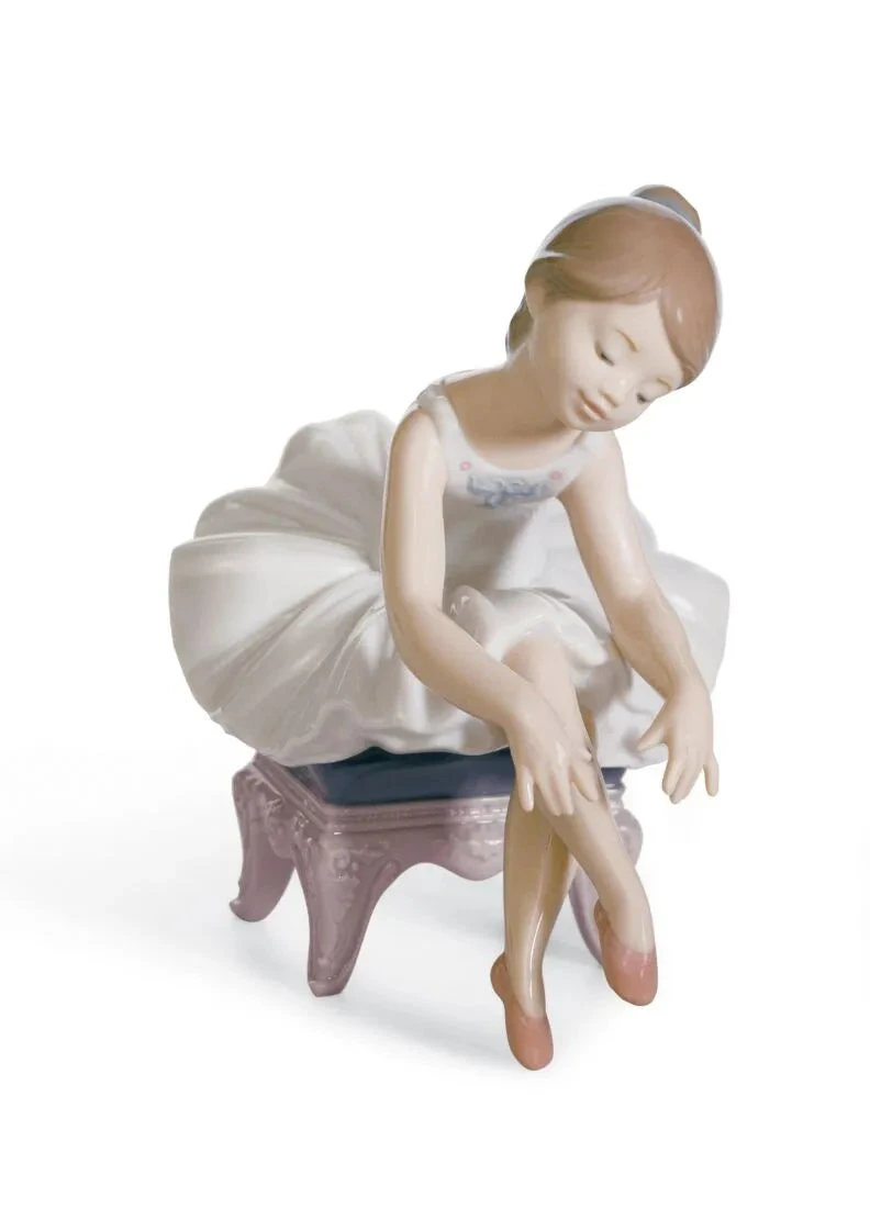 Lladrò Statuina Piccola Ballerina con Sneaker Rossa | Porcellana Lucente | H13cm