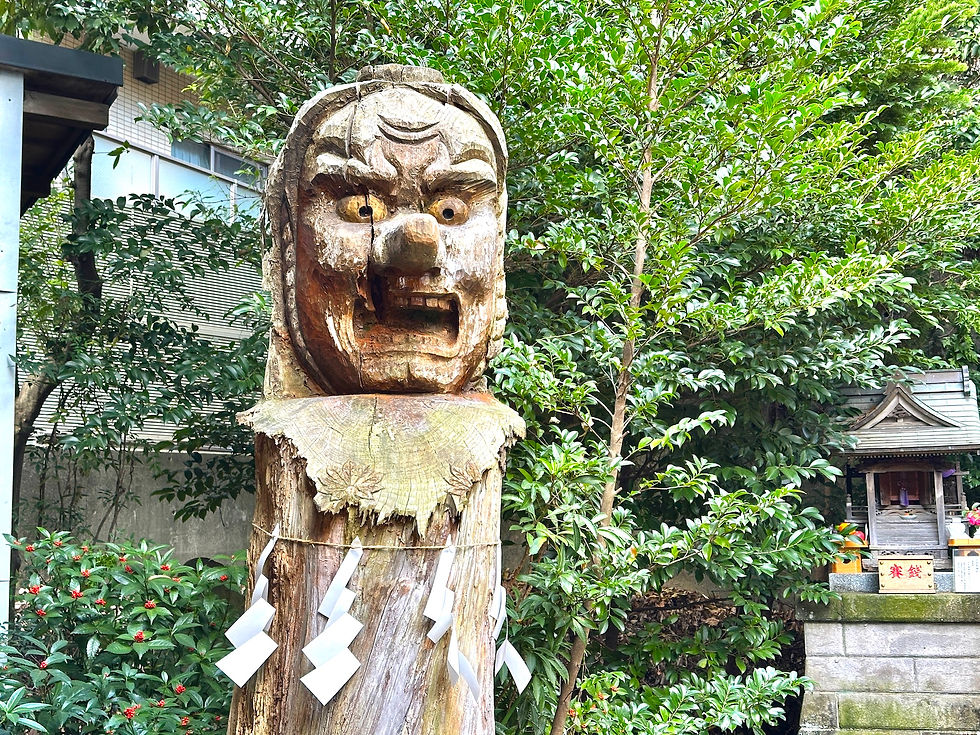 横浜市の金刀比羅神社にある、松の木の切り株を彫った天狗の彫刻