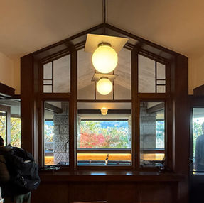 食堂から見たテラスと庭の景色