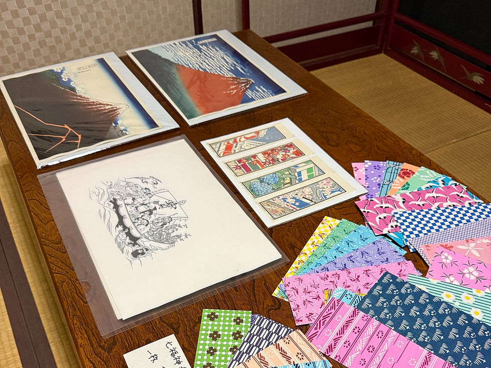 作品の写真。奥は浮世絵の再現、手前は千代紙