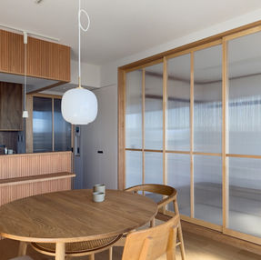 丸テーブルを設置したリビングダイニング