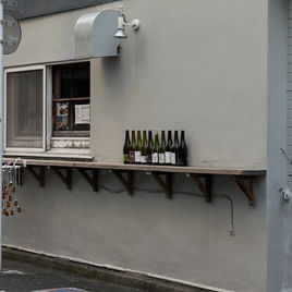 街で見つけた面白い風景、棚一つで通りが立ち飲みスペースに