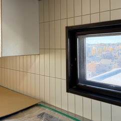 施工が完了したキッチンのタイルは白の縦長プロポーション