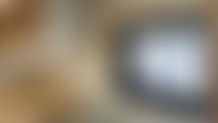 施工が完了したキッチンのタイルは白の縦長プロポーション