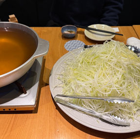 大量の白髪ネギを入れる鴨すき鍋