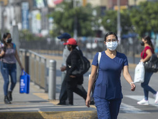 Desde hoy 1 de mayo uso de mascarilla es opcional en regiones donde tres dosis superó 80%