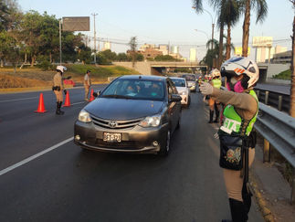 Continúa prohibición de circulación de vehículos particulares los domingos