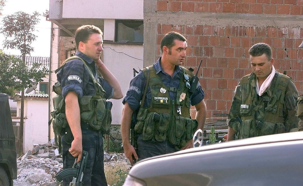 À Mitrovica, l’air a une densité particulière, presque métallique, comme si chaque respiration devait être méritée. Je descends du véhicule avec cette impression familière de déjà-vu au ralenti. Combien de fois suis-je déjà venu dans ces étés brûlants et poussiéreux et ces hivers crasseux ? Et cet hiver plus encore, la neige n’est pas immaculée ici. Elle est grise, tassée, marquée par les passages répétés des hommes et des véhicules, par les hésitations et les lignes invisibles que chacun s’efforce de ne pas franchir.