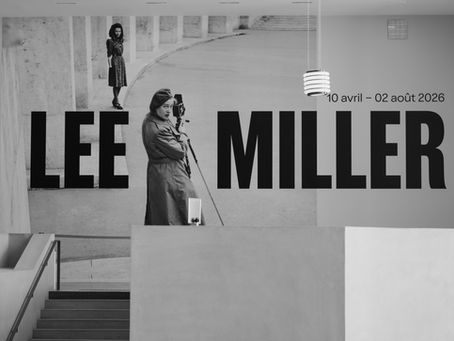 Une nouvelle exposition consacrée à Lee Miller retrace le parcours singulier d’une artiste dont la trajectoire épouse les bouleversements du XXe siècle. De ses débuts devant l’objectif à son rôle de correspondante de guerre, le parcours met en lumière une œuvre marquée par l’expérimentation, l’indépendance et un engagement progressif face à l’Histoire.