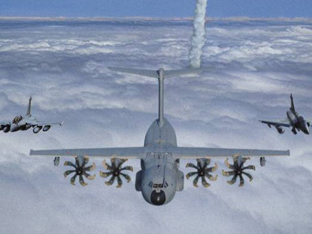 Dans l’amphithéâtre Foch de l’École militaire, le colloque annuel de l’Armée de l’Air et de l’Espace a réuni, le 28 mai 2026, militaires, industriels et chercheurs pour plusieurs heures d’échanges consacrés aux mutations qui redessinent la guerre aérospatiale.