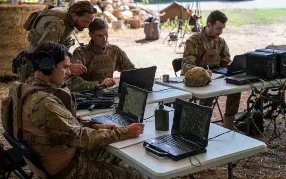 Le 17 septembre 2026, Thales présente HexaForce, un nouveau système C4I conçu pour exploiter les volumes croissants de données disponibles sur le champ de bataille et accélérer leur traitement grâce à l’intelligence artificielle.