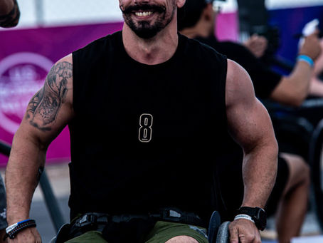 Ancien opérateur du Commando Parachutiste de l’Air n°10 (CPA 10) grièvement blessé en opération, Cyrille Chahboune s’est reconstruit à travers le sport. Présent à Miami pour Wodapalooza, il prépare désormais une nouvelle étape de son parcours, les Jeux paralympiques de Los Angeles 2028 en tir sportif.